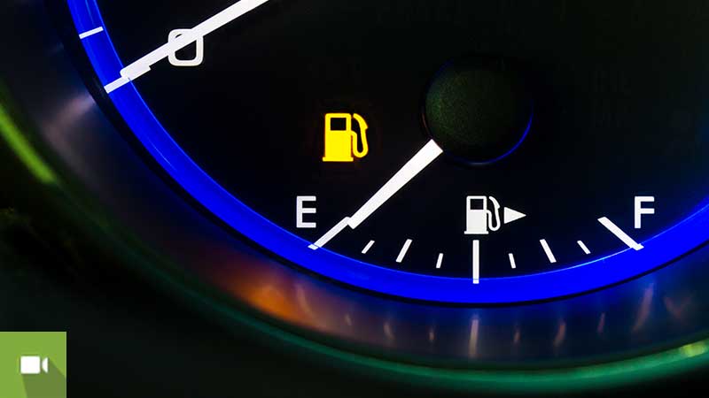 indicador do combustível no painel do carro